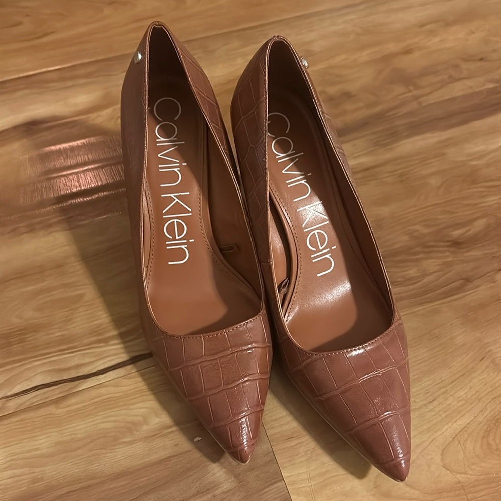 Classic leather pumps in a beautiful brown crocodile-embossed pattern.